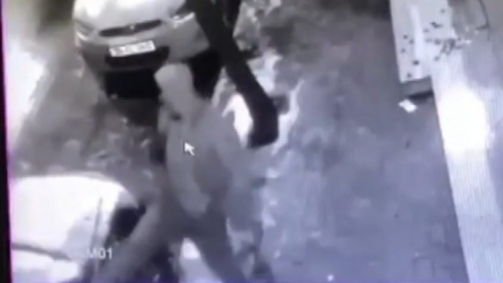 Bağcılar’da sokaktaki 8 aracın aynalarını tekmelerle kırdı