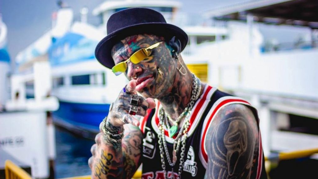 Brezilya’da vücudu dövmelerle kaplı sanatçı dikkat çekiyor