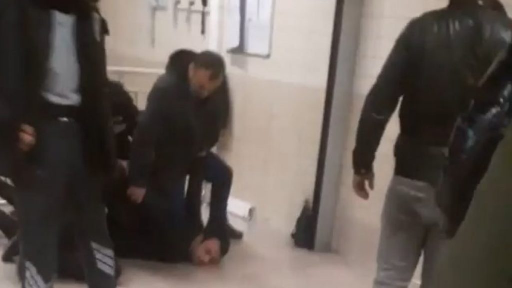 Bursa’da, metro istasyonundaki alkollü şahıs güvenliğe zorluk çıkardı