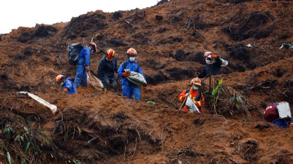 Çin’de düşen uçağın ikinci kara kutusu aranıyor
