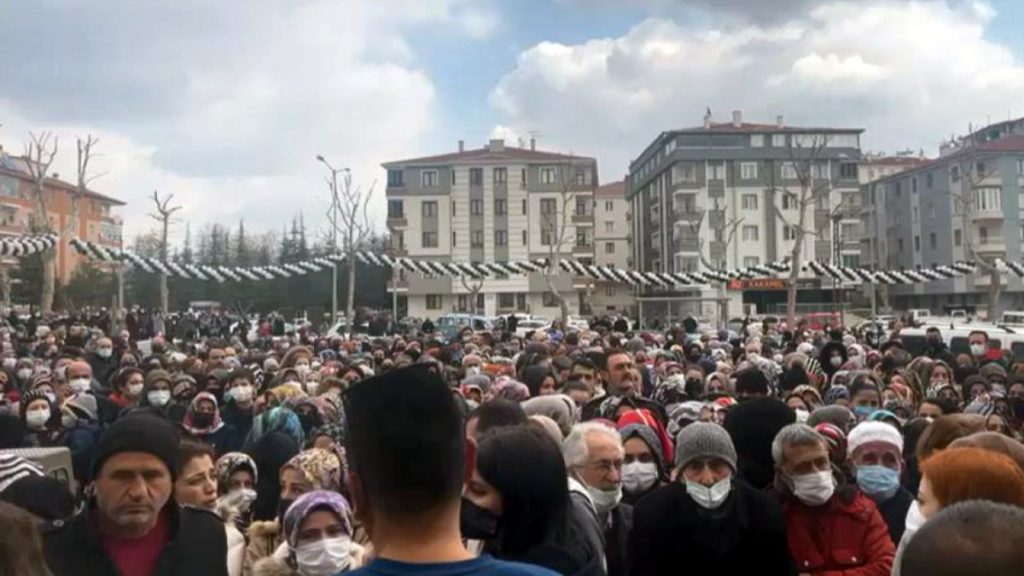Çorum’da, indirimli alışveriş kalabalığı