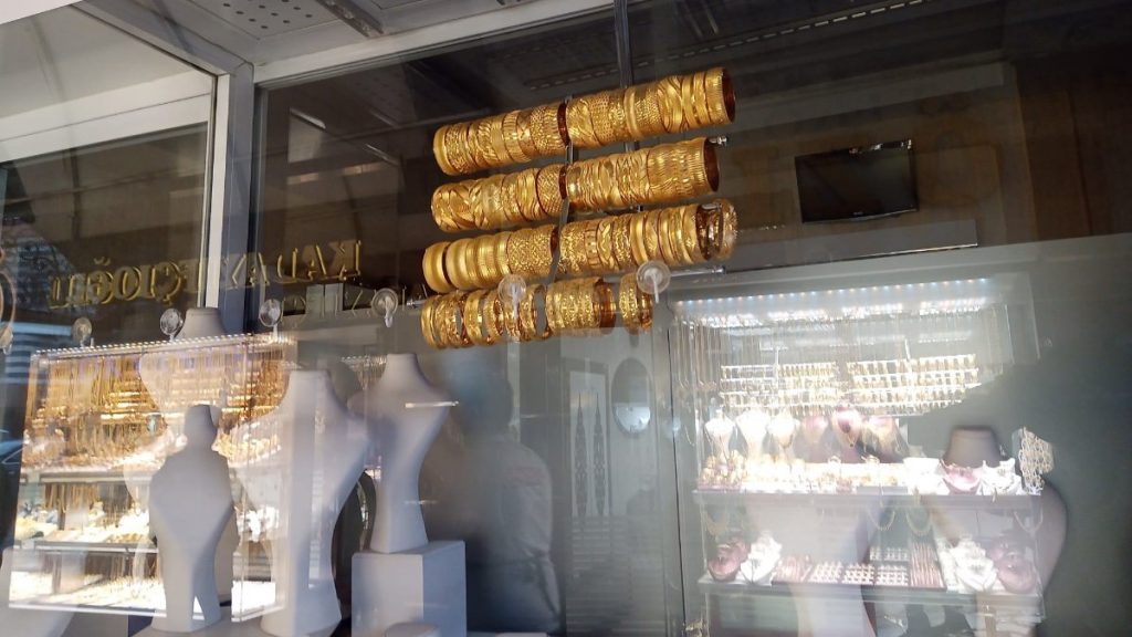 Diyarbakır’da kuyumcu, sahte altınları vitrine dizip ortadan kayboldu