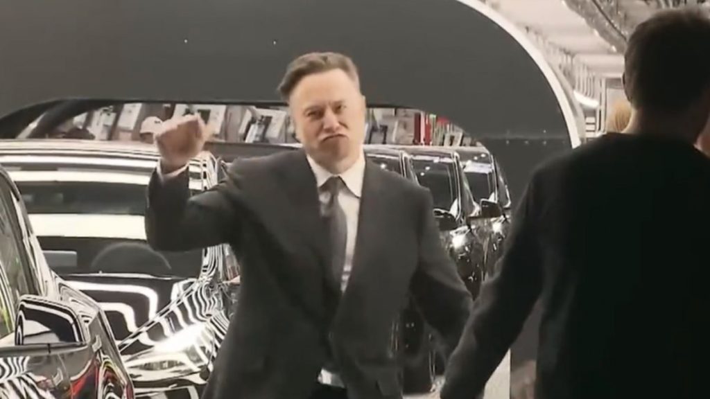 Elon Musk, Almanya fabrikasının açılışını dans ederek kutladı