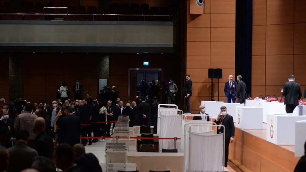 Galatasaray Kulübünün mali kongresinde ibra oylaması sona erdi