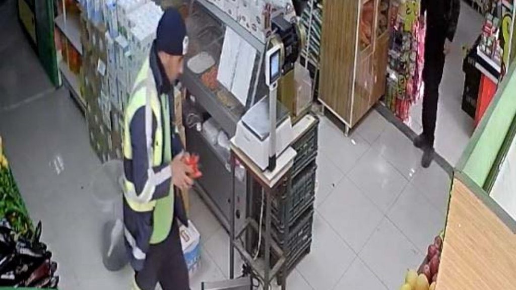 Gaziantep’teki işçi marketi kirletmemek için çamurlu ayakkabılarını çıkardı