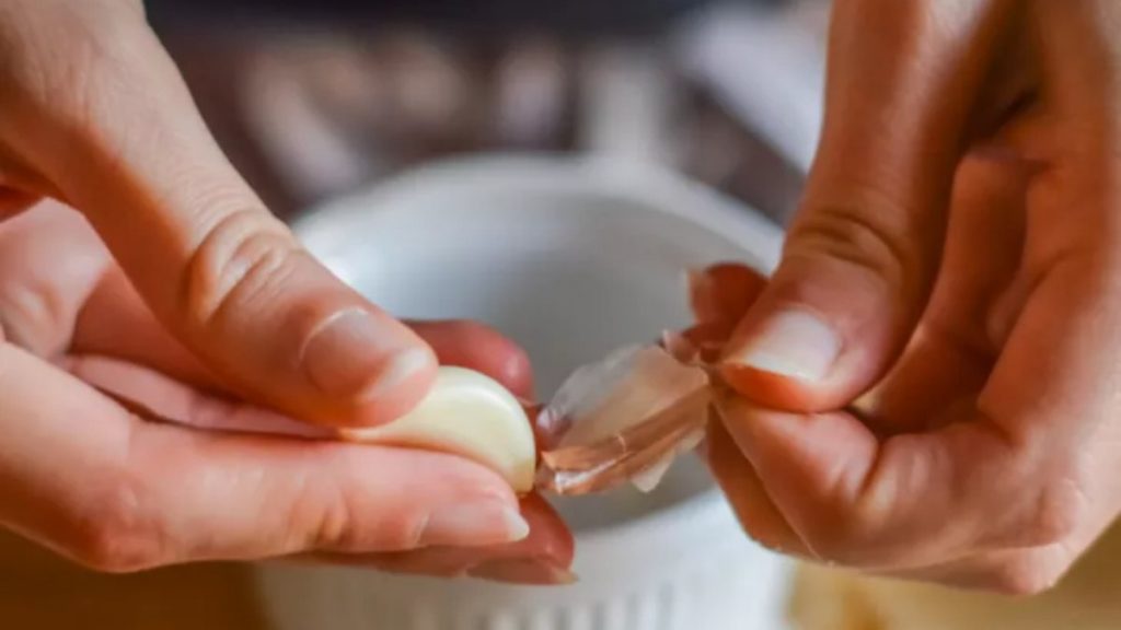 Koreliler böyle iyileşiyor! Sarımsağı baş parmağınıza sarıp bekletirseniz…