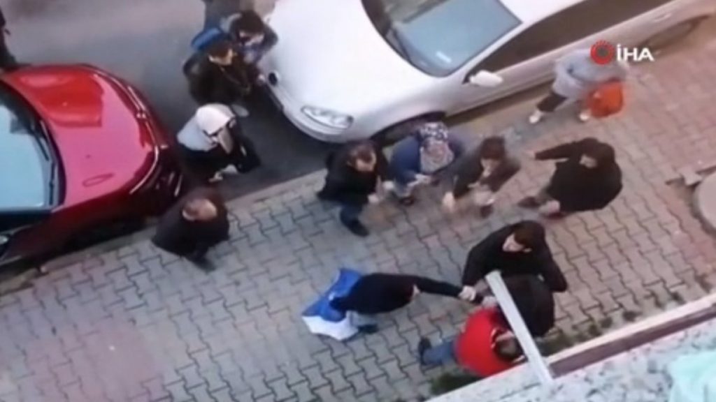 Küçükçekmece’de çocuklara cinsel organını gösteren kişi linç edildi