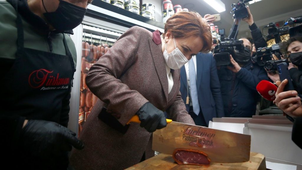 Meral Akşener, Kasyeri’de pastırma doğradı