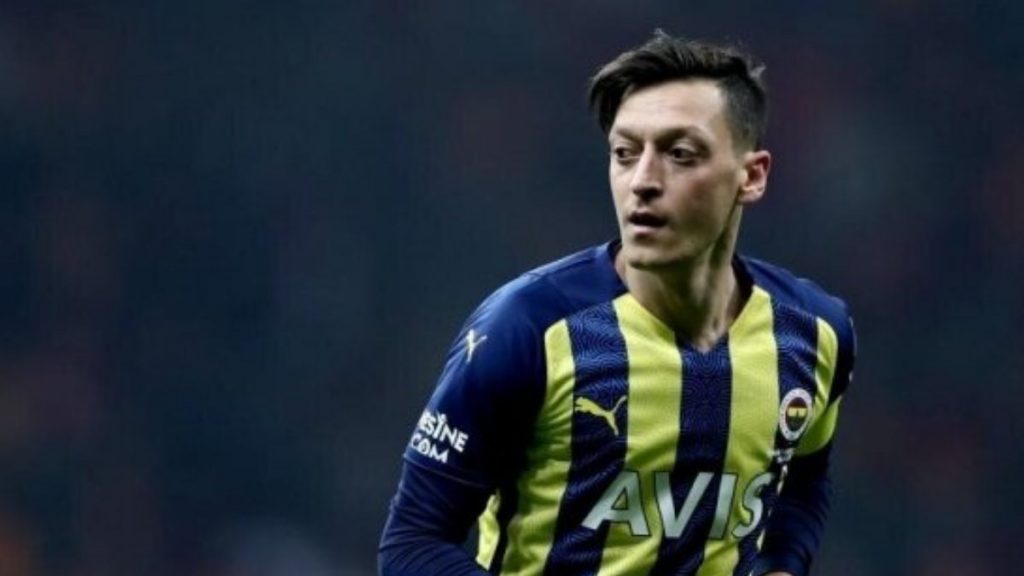 Mesut Özil kulübeye çekiliyor