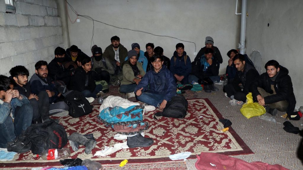 Van’da, kullanılmayan iş yerinde 41 kaçak göçmen yakalandı