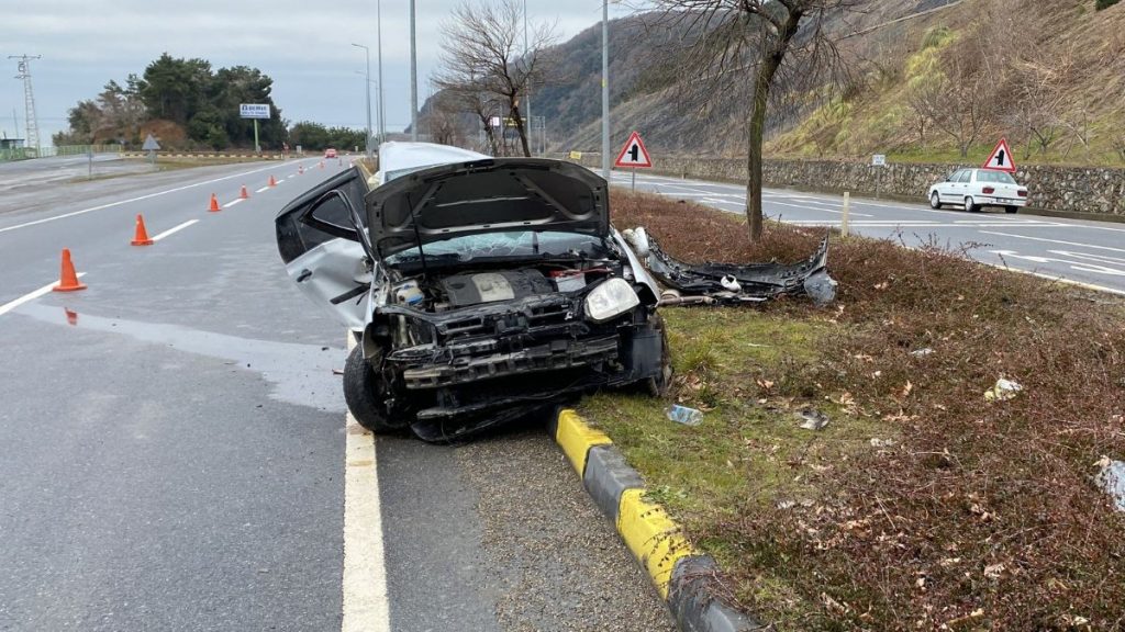 Zonguldak’ta direğe çarpan otomobil ikiye katlandı